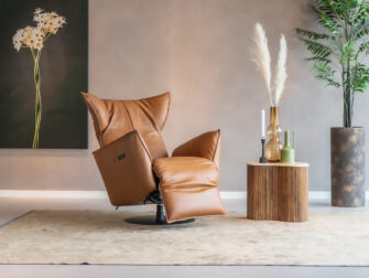 Vooraanzicht van fauteuil Delano in chilline cognac die de comfortabele zitting toont