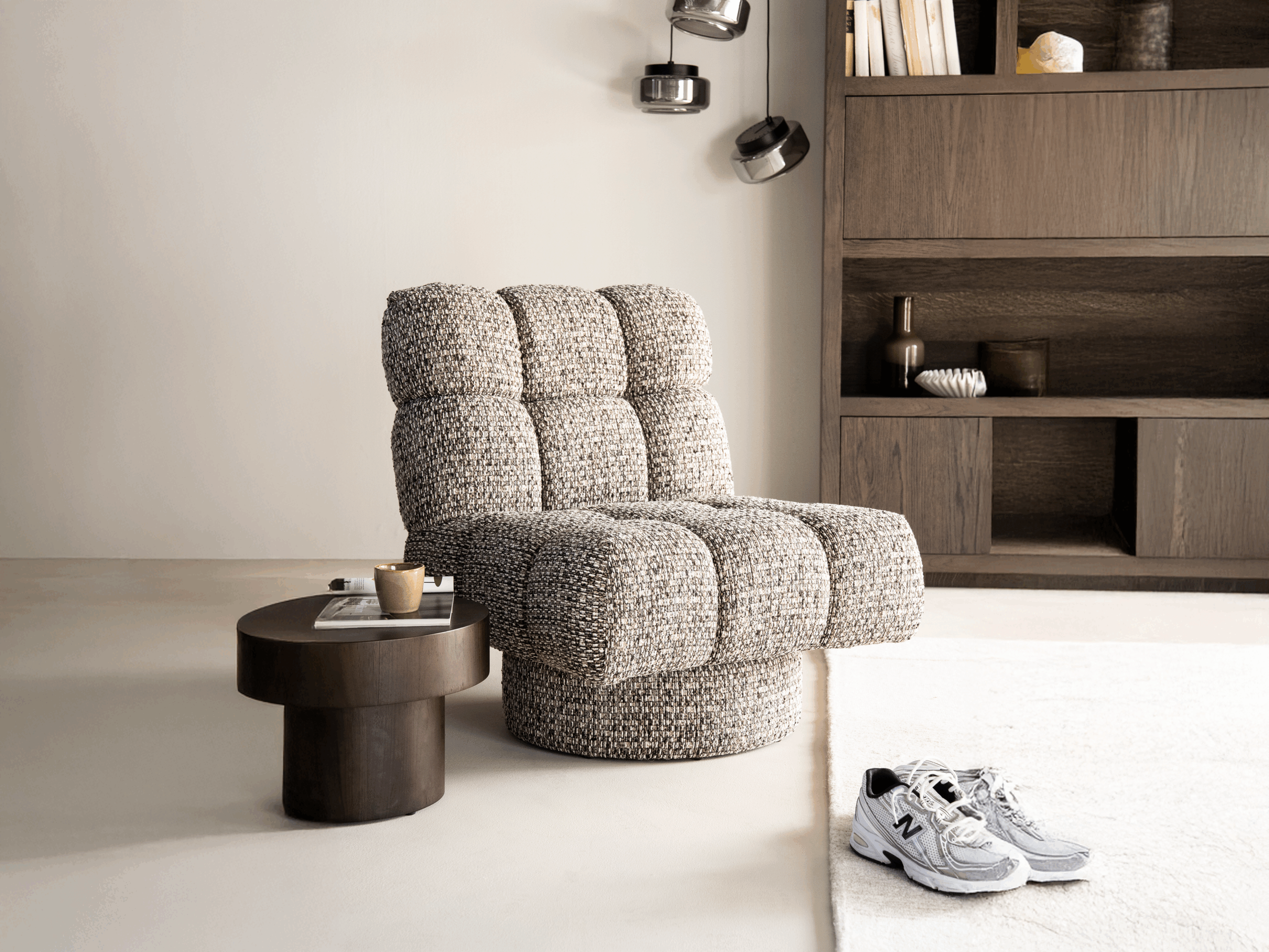 Moderne fauteuil met volumineuze blokvulling en een rijke textuurprint