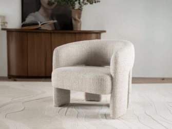 Fauteuil met monolithische uitstraling en zachte, afgeronde poten