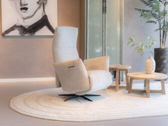 Fauteuil Loyd - wing natural - met onze salontafels Bayonne relax fauteuil in leer en diverse stoffen