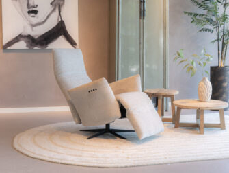 Fauteuil Loyd - wing natural - met onze salontafels Bayonne oplaadbare relaxed fauteuil in stof