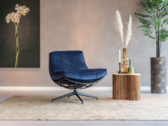 Luxueuze fauteuil Manzone in indigo blauwe stof voor een stijlvolle woonkamer