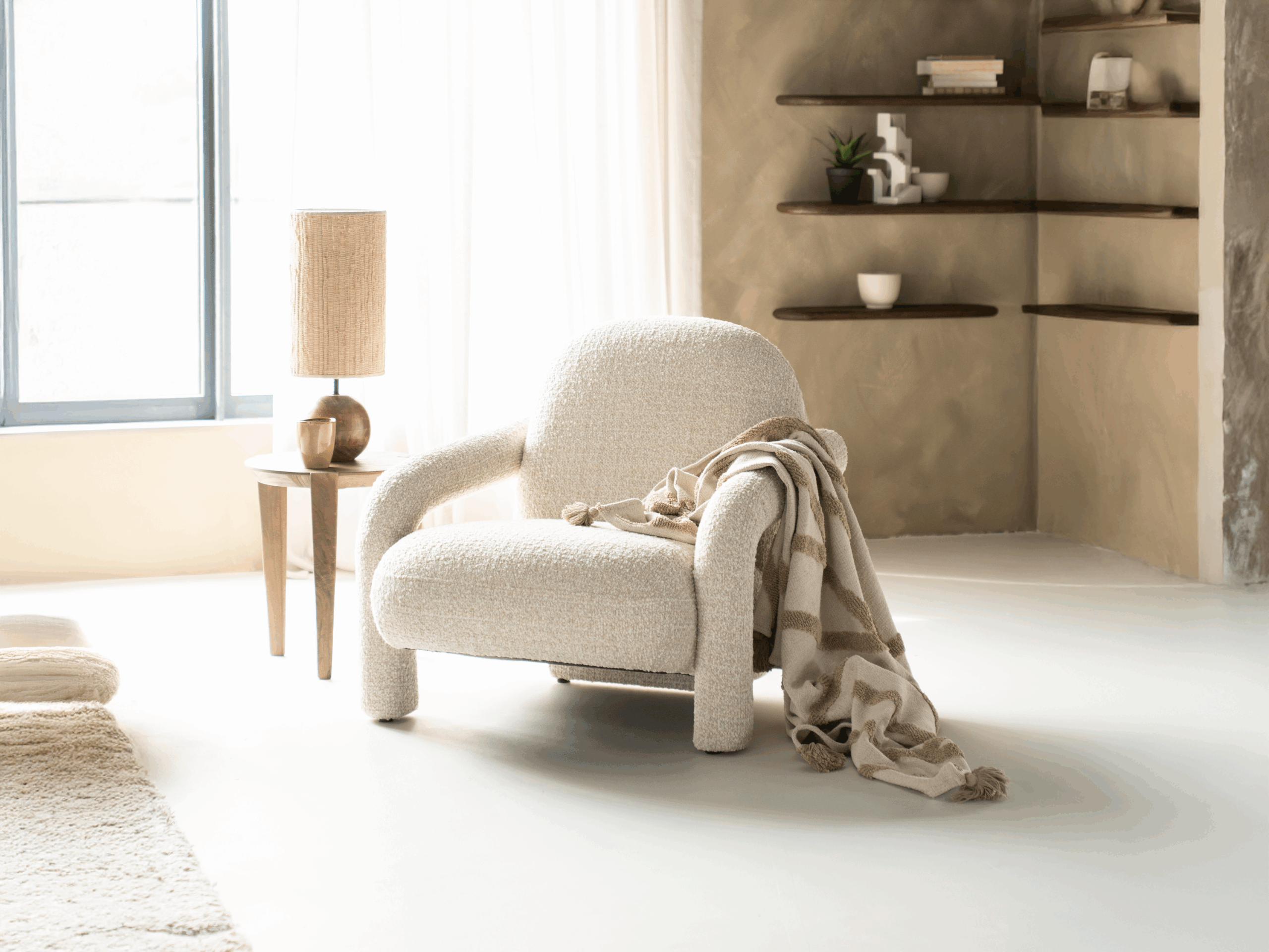 fauteuil met afgeronde vormen en een zachte boucléprint