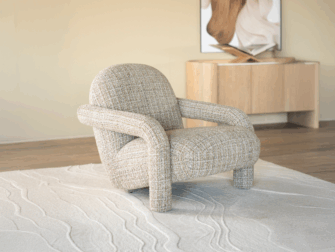 Comfortabele fauteuil met lage rugleuning en volumineuze boucléstructuur