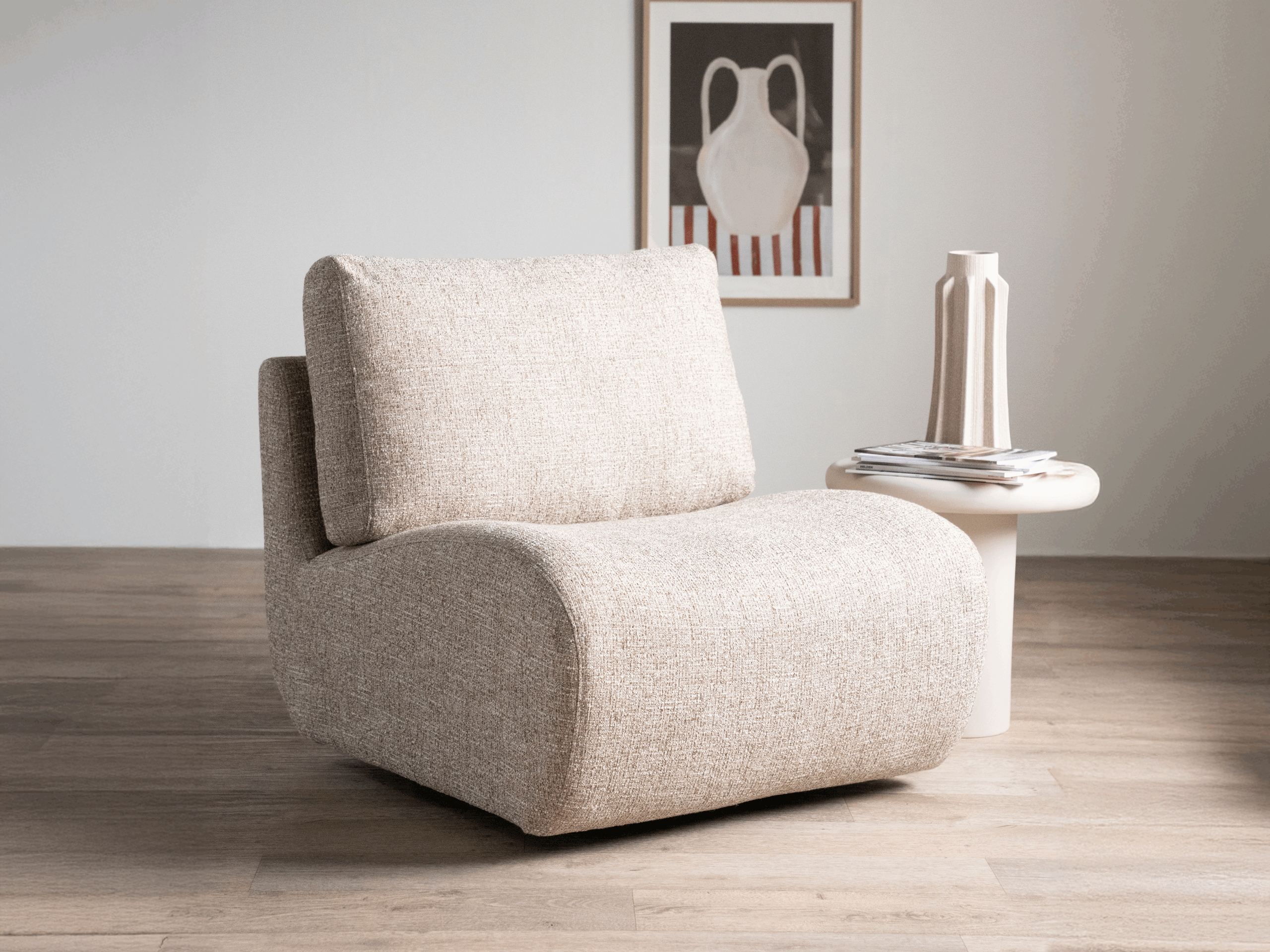 Designfauteuil met uitnodigende kuipvorm en organisch gevormde basis