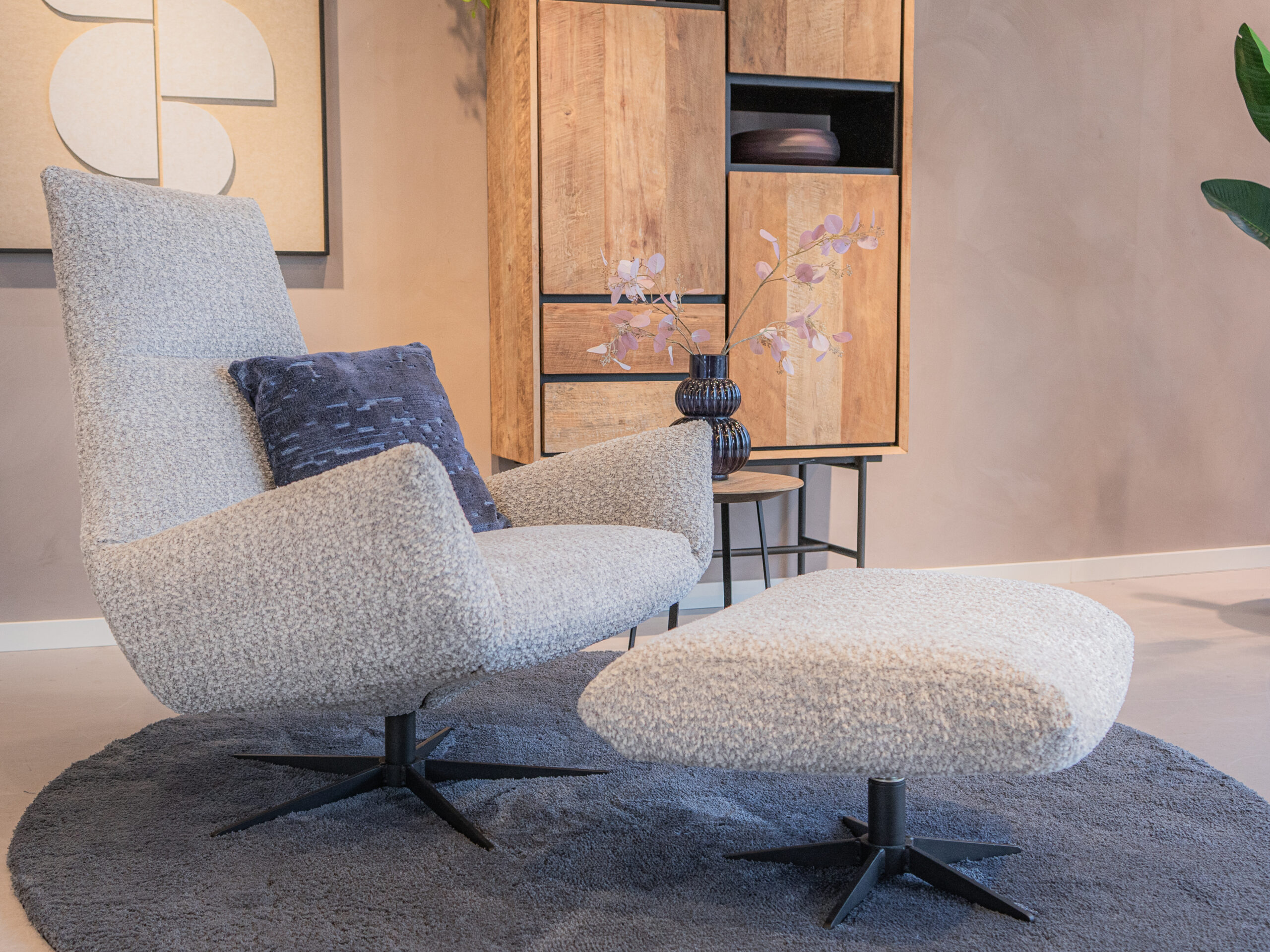 Comfortabele fauteuil met bijpassende hocker, verkrijgbaar in diverse stoffen en materialen