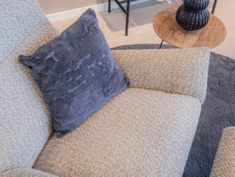 Fauteuil en hocker combinatie met hoge rug, te verkrijgen in uiteenlopende stoffen