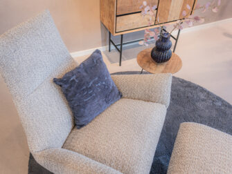 Compacte fauteuil met bijpassende hocker, perfect in elke gewenste stof