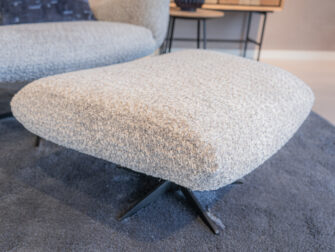 Trendy fauteuil met comfortabele hocker, volledig naar wens af te werken