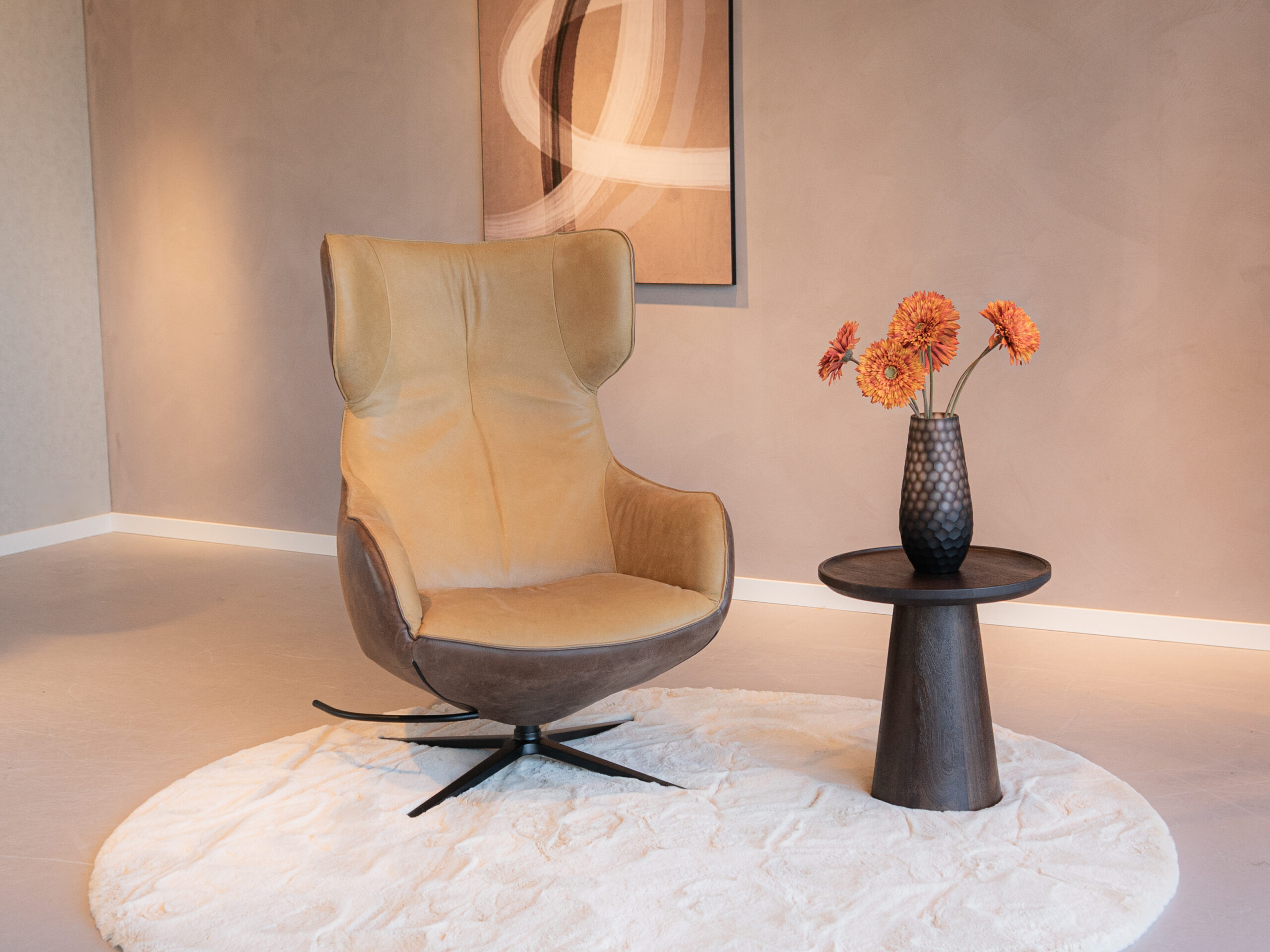 landelijke fauteuil met metalen poten en klassieke ledere bekleding