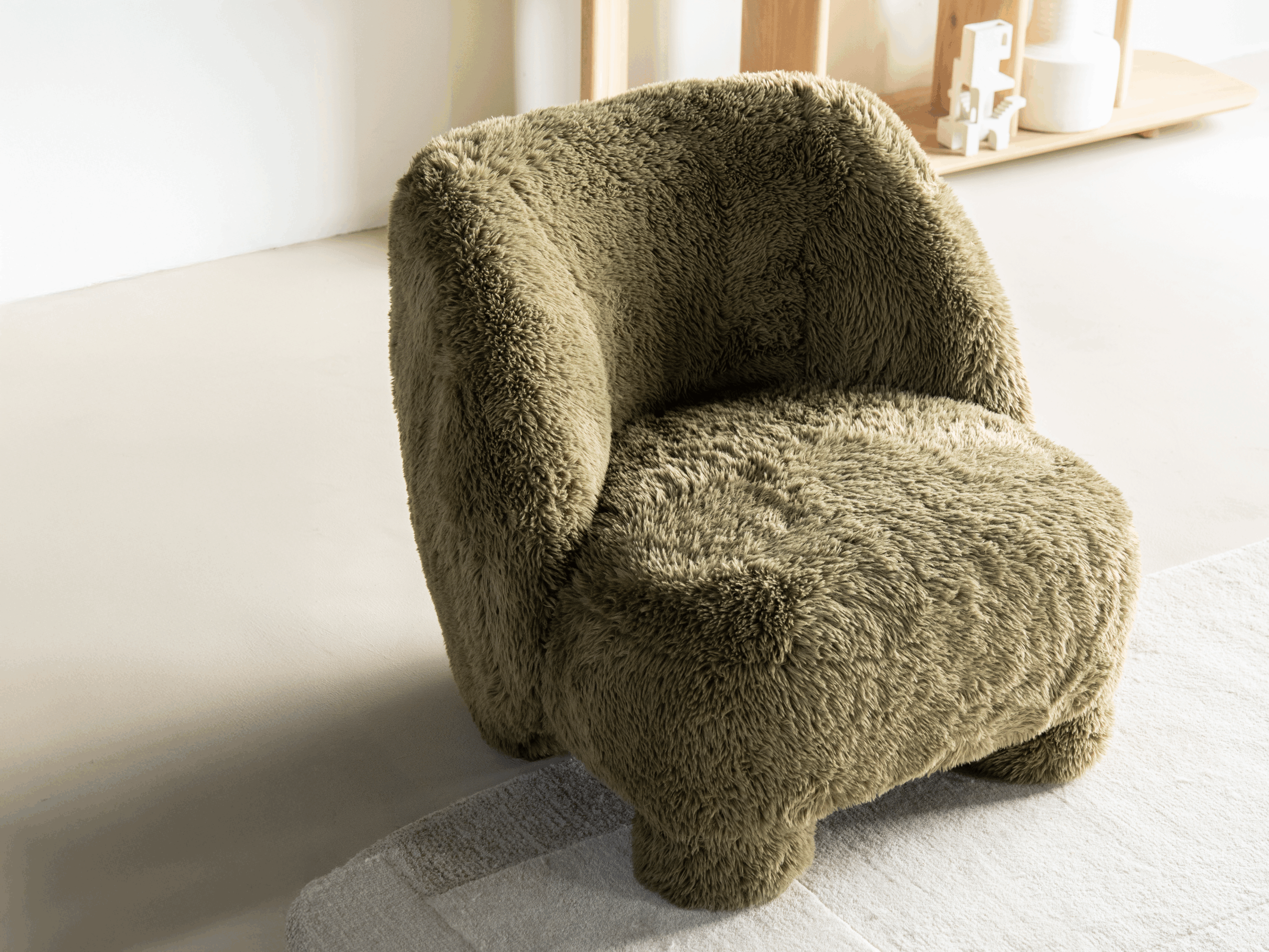 Zachte loungestoel met rijk gevulde teddystructuur en bolle contouren