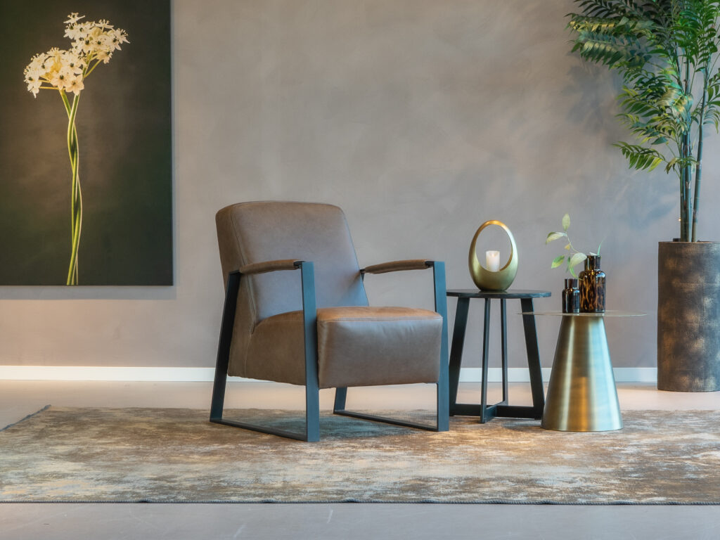 Leren fauteuil met zwart frame