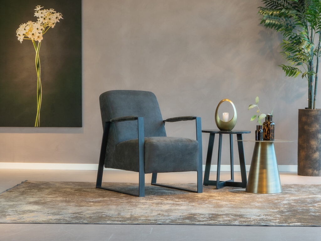 industriële grijze fauteuil met zwart frame