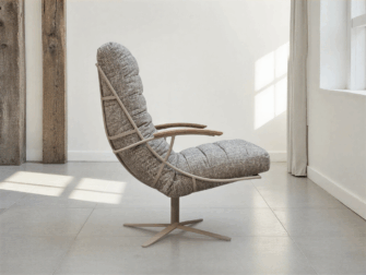 draaifauteuil met grijze stof een lichte metaalkleur