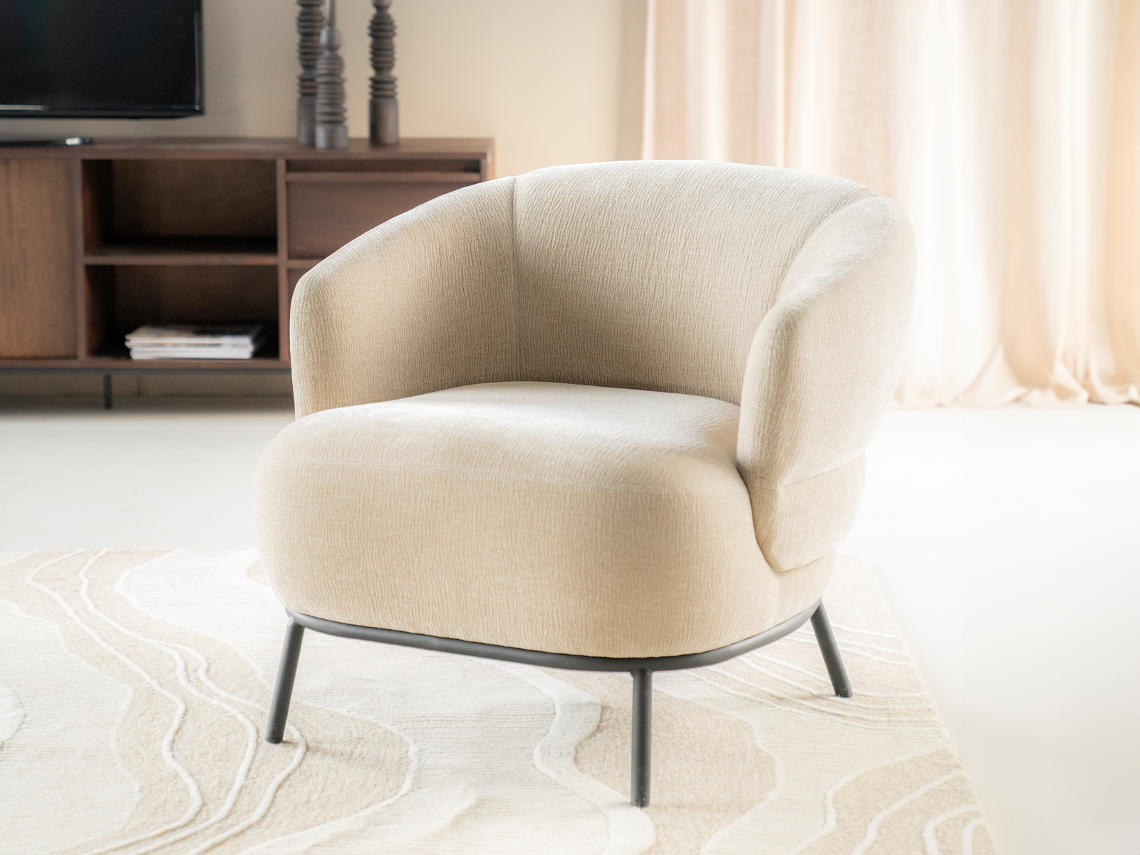 beige fauteuil met rondingen