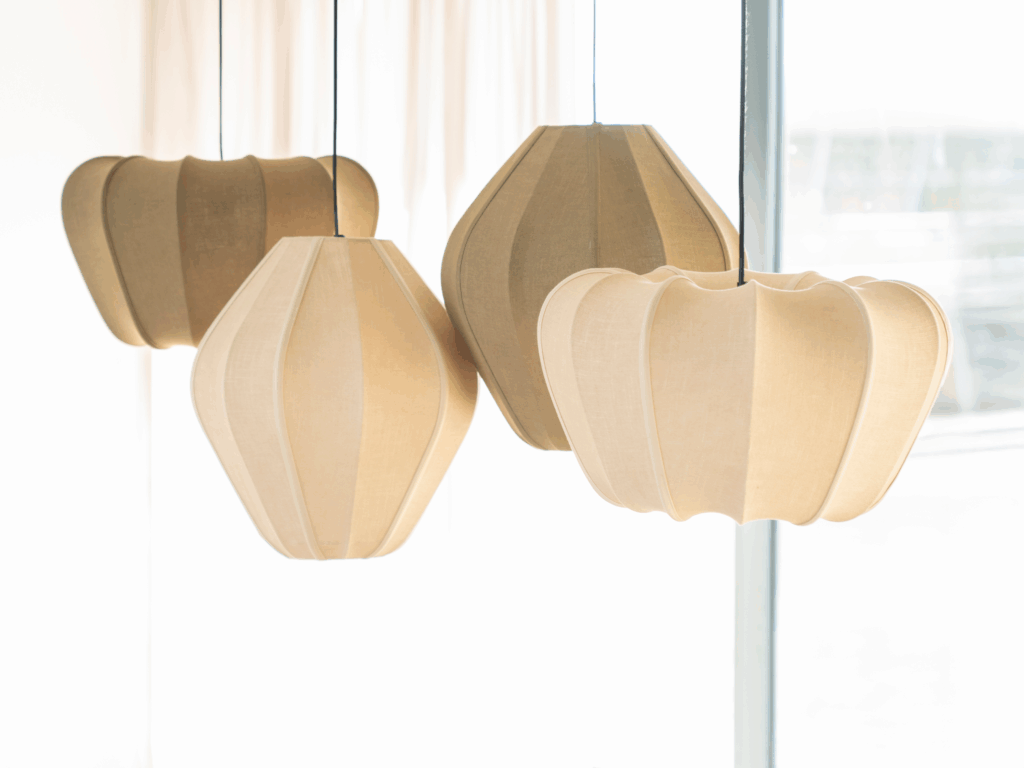 Hanglampenset met sculpturale kappen en zachte ronde lijnen