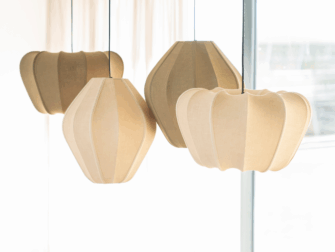Hanglampenset met sculpturale kappen en zachte ronde lijnen