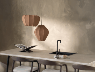 Twee hanglampen met organisch gevormde stoffen kappen