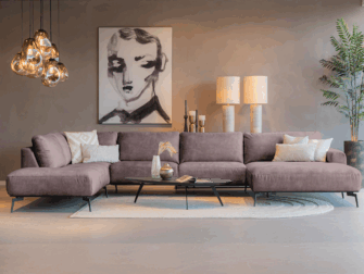 Gezellige u-vormige loungebank in lila stof, met chaise longue voor ultiem relaxen