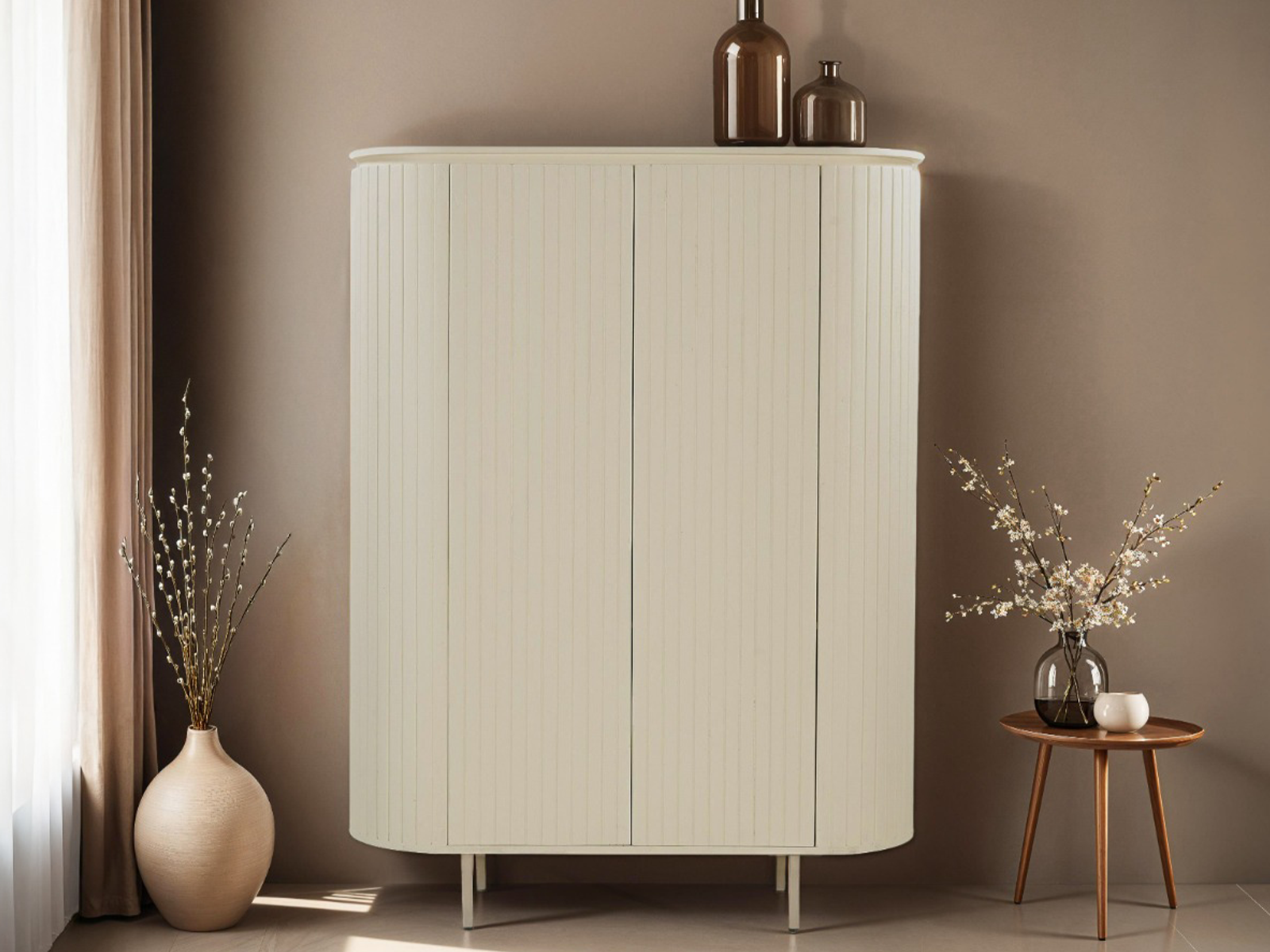 kast twee deuren van mangohout in beige, geplaatst in een minimalistisch interieur