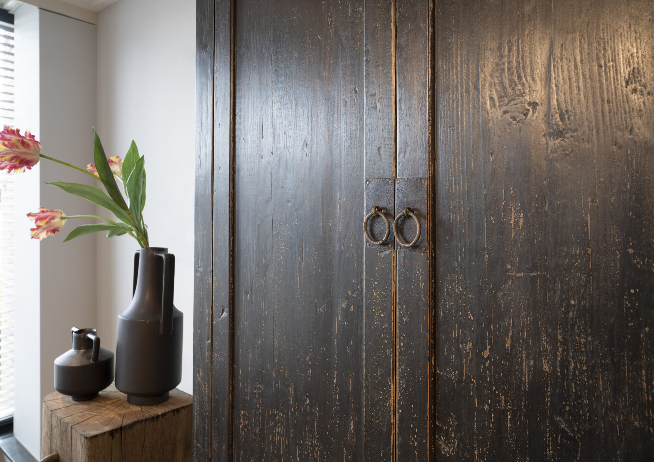 zwarte hoge opbergkast met veel opbergruimte