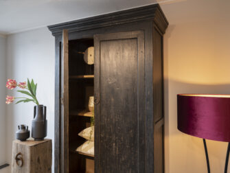 stoere zwarte hoge opberkast met toog