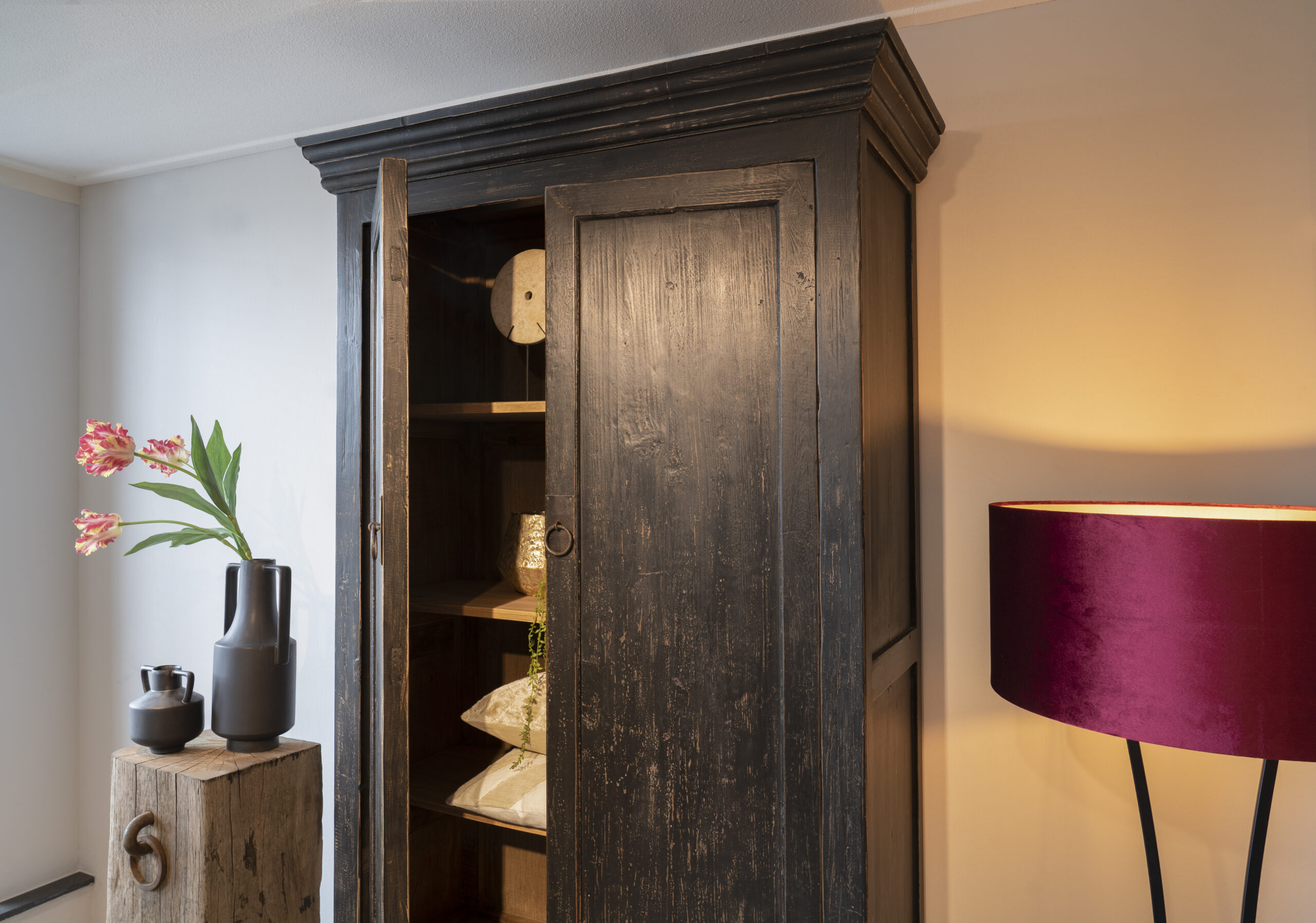 stoere zwarte hoge opberkast met toog