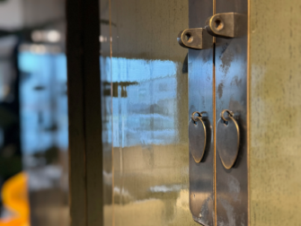 wand kast van oud hout