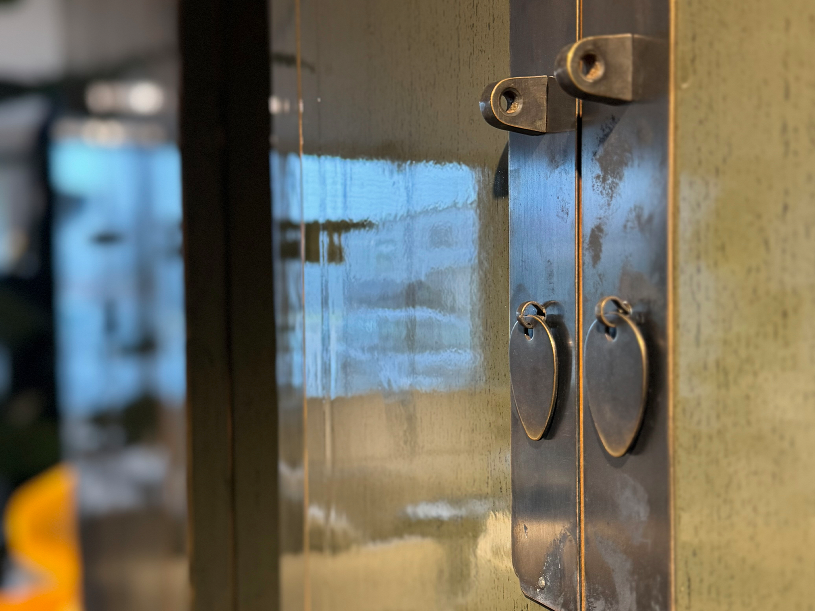 wand kast van oud hout