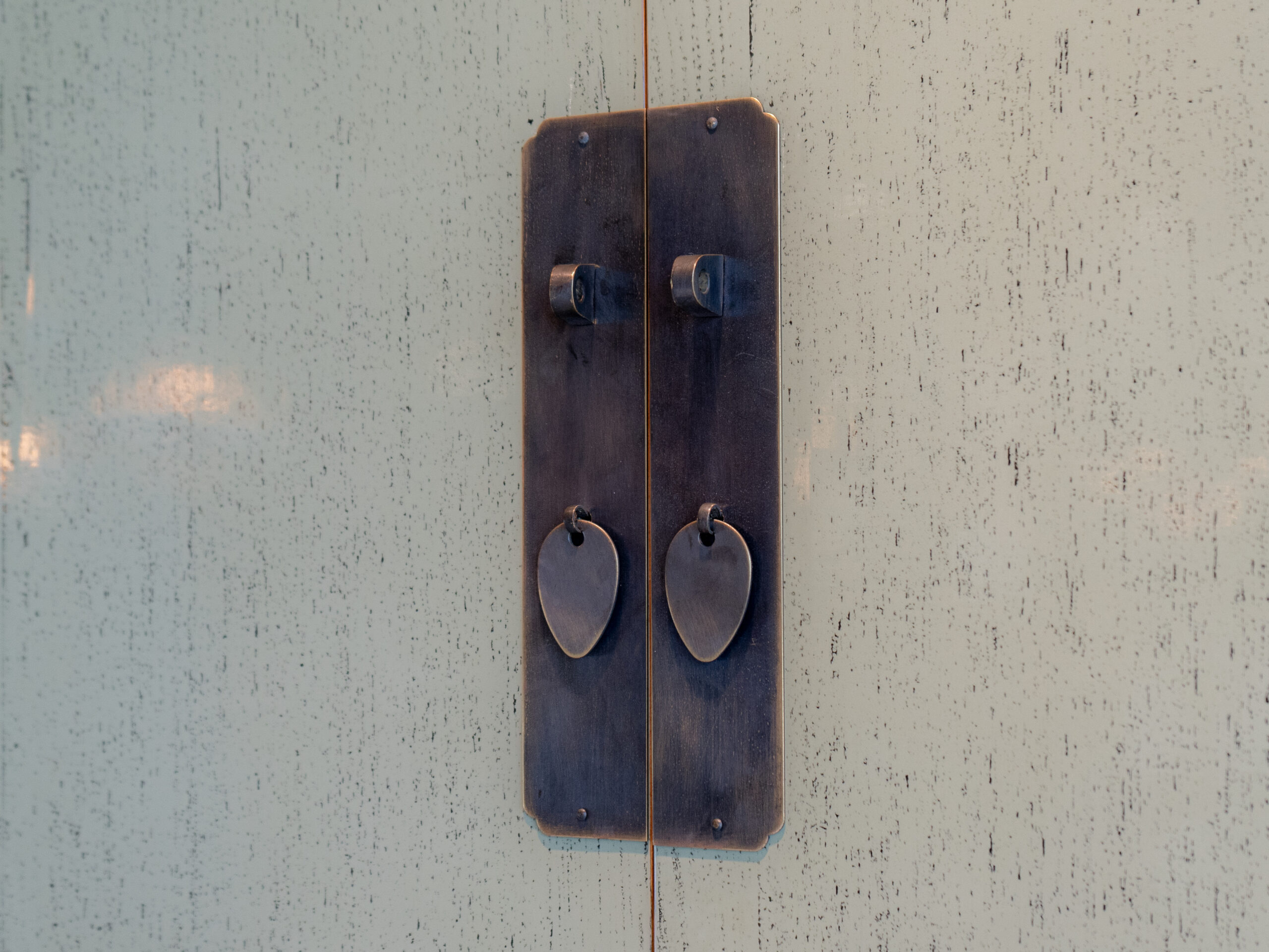 hoogglans wandkast van oud hout