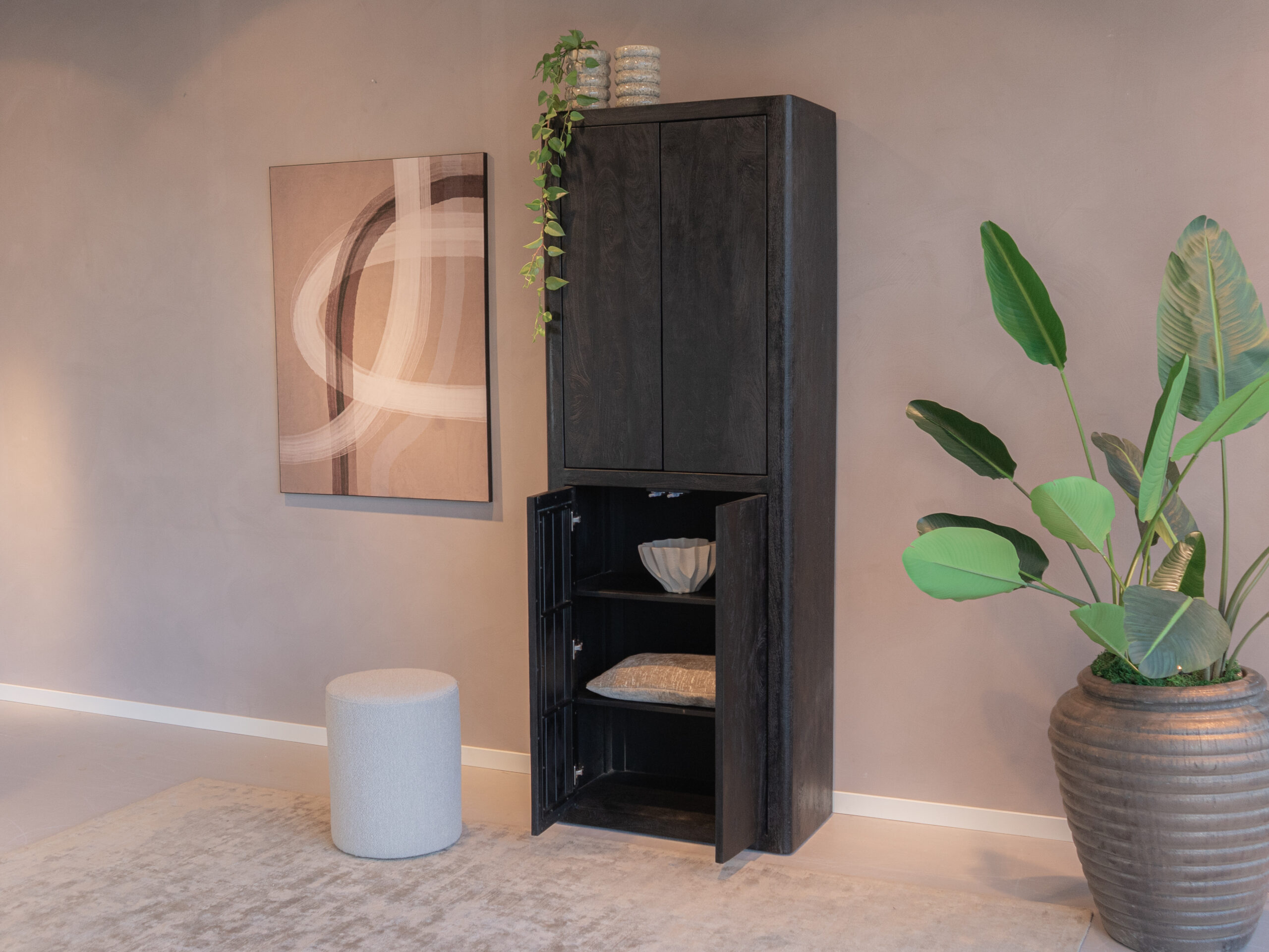 moderne kast met ruime opbergruimte en strak design