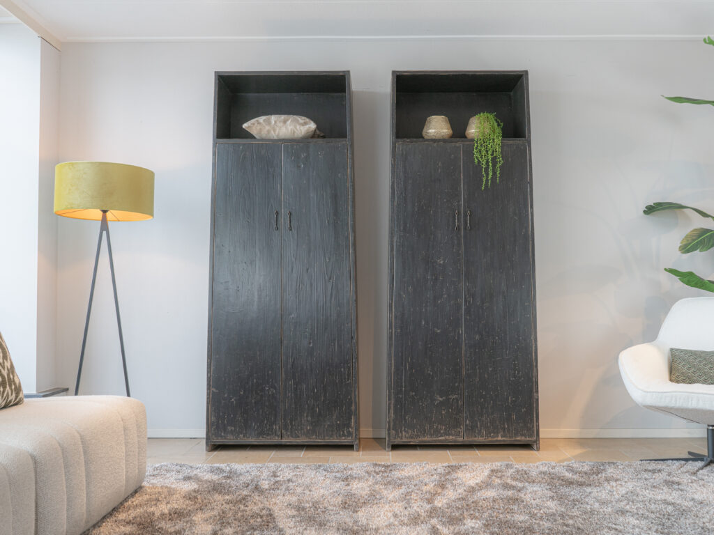 zwarte hoge woonkamer kast