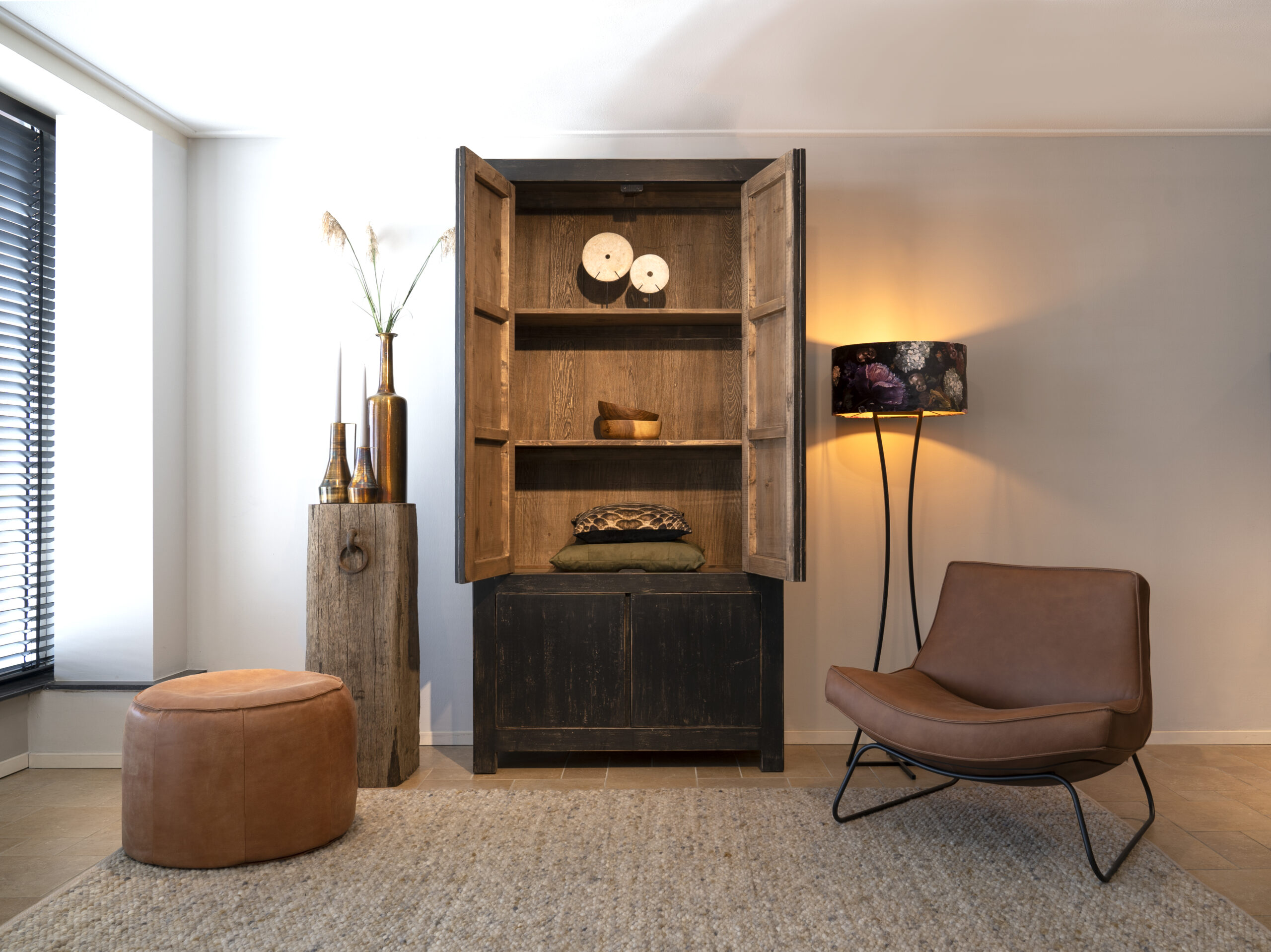 stoere sfeervolle zwarte opbergkast Merida