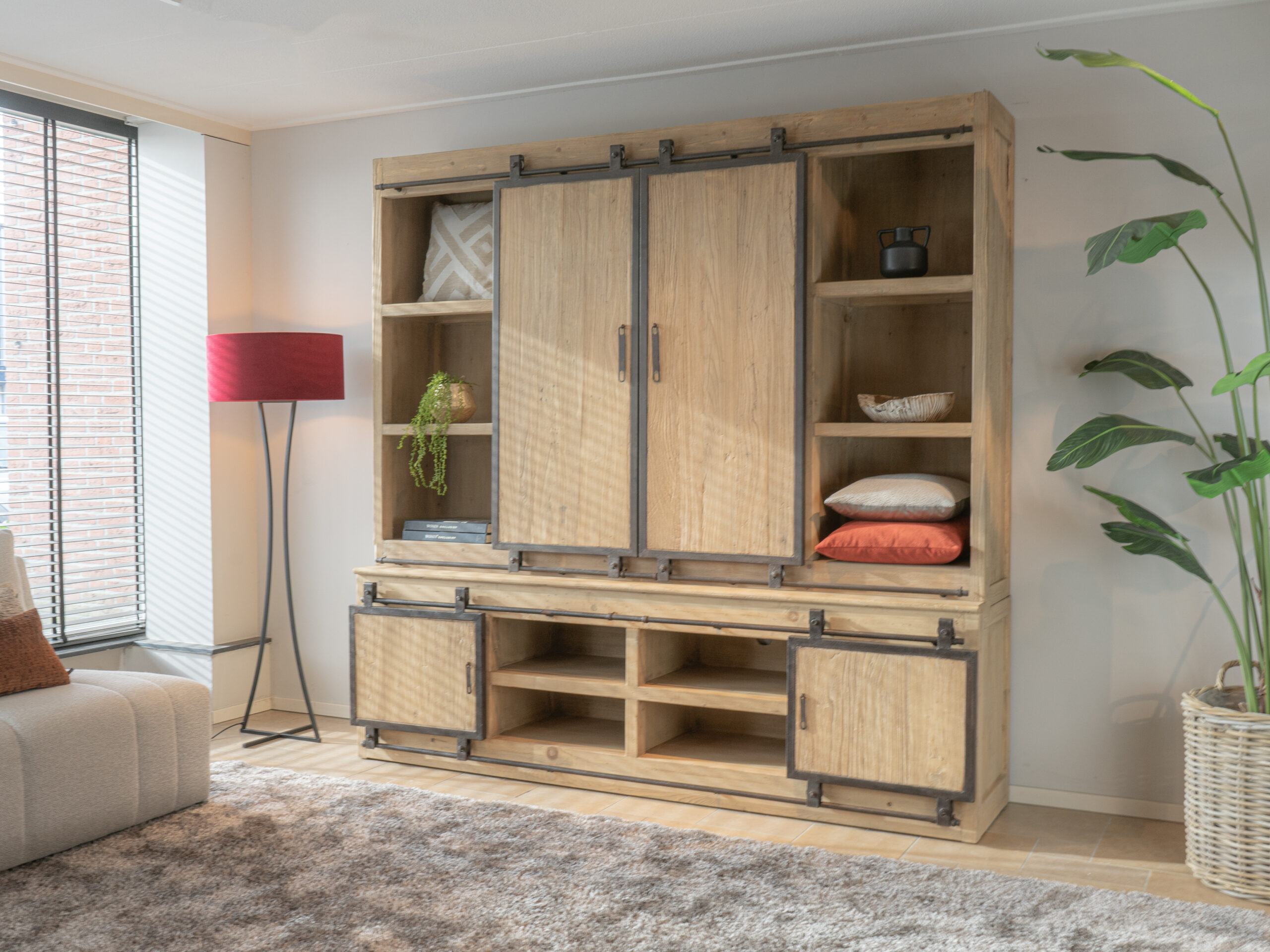 grote houten wandkast