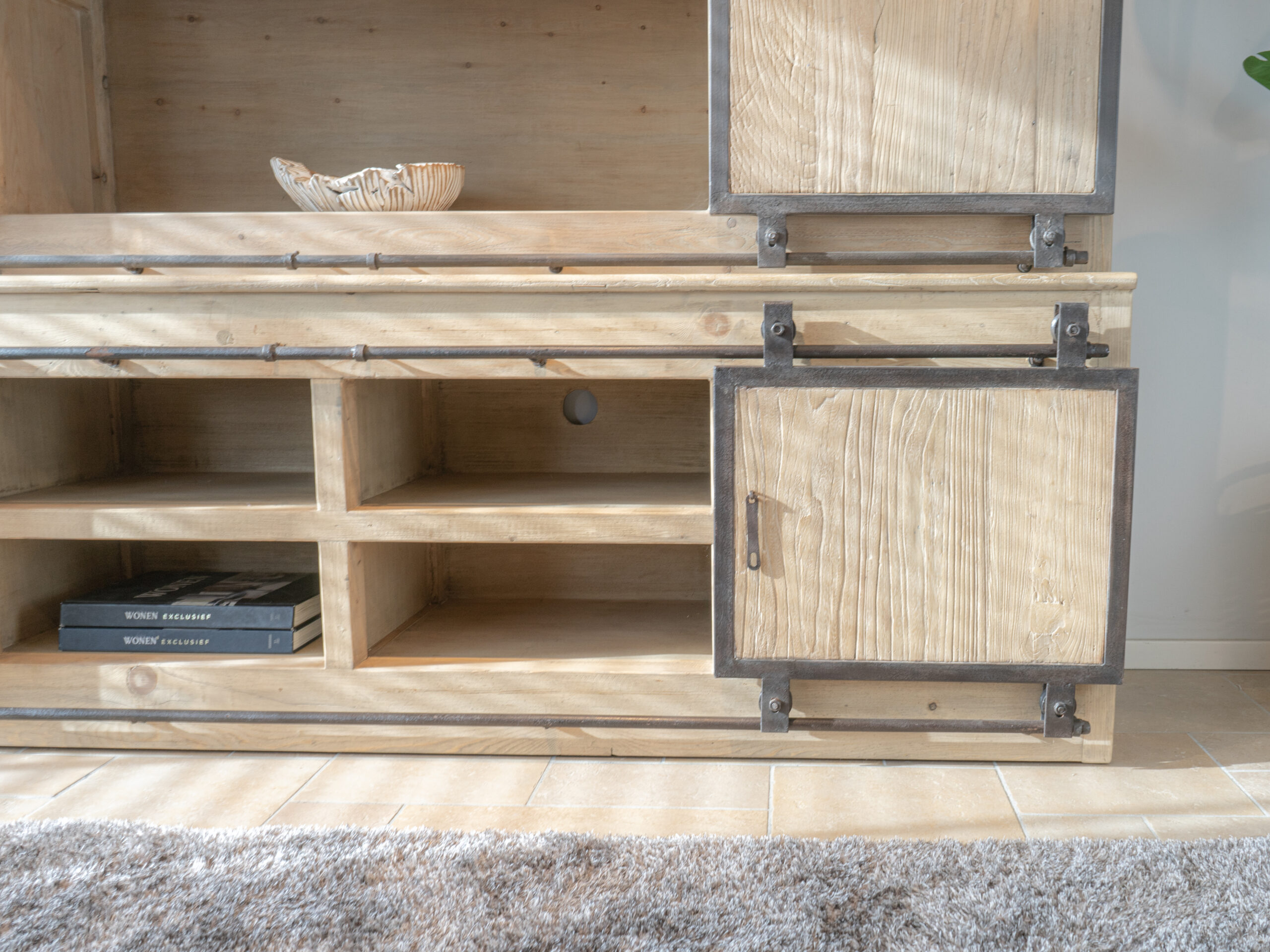 grote wandkast met schuifdeuren