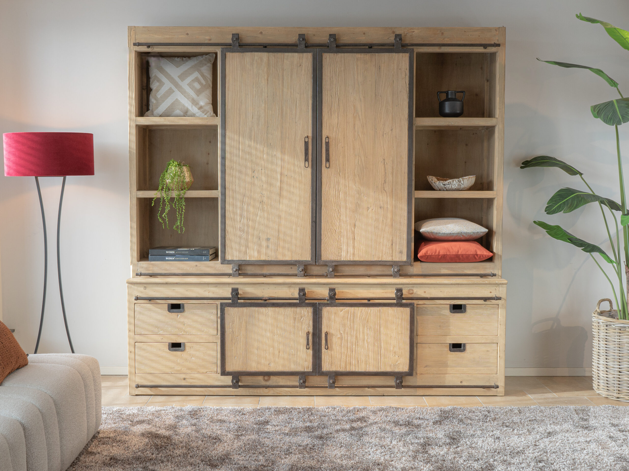 grote houten kastenwand