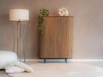 houten opbergkast met rondingen