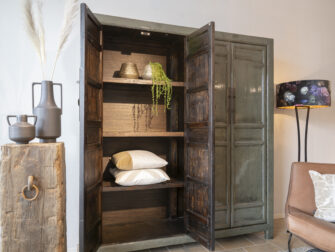 opbergkast met deuren in groene lak kleur