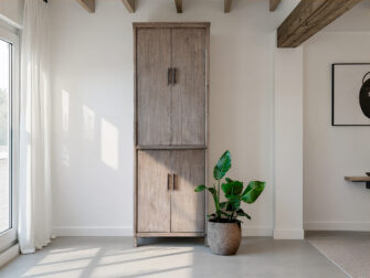 houten opbergkast met deuren grijs