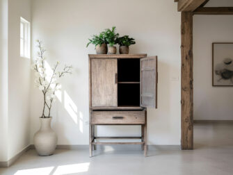 opbergkast in grijze kleur met veel opbergruimte