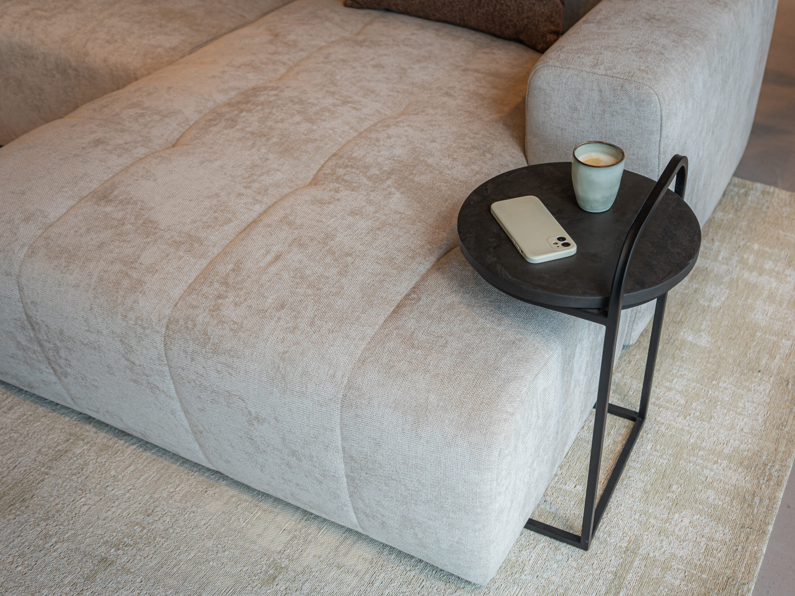 ronde bijzettafel voor bij de bank