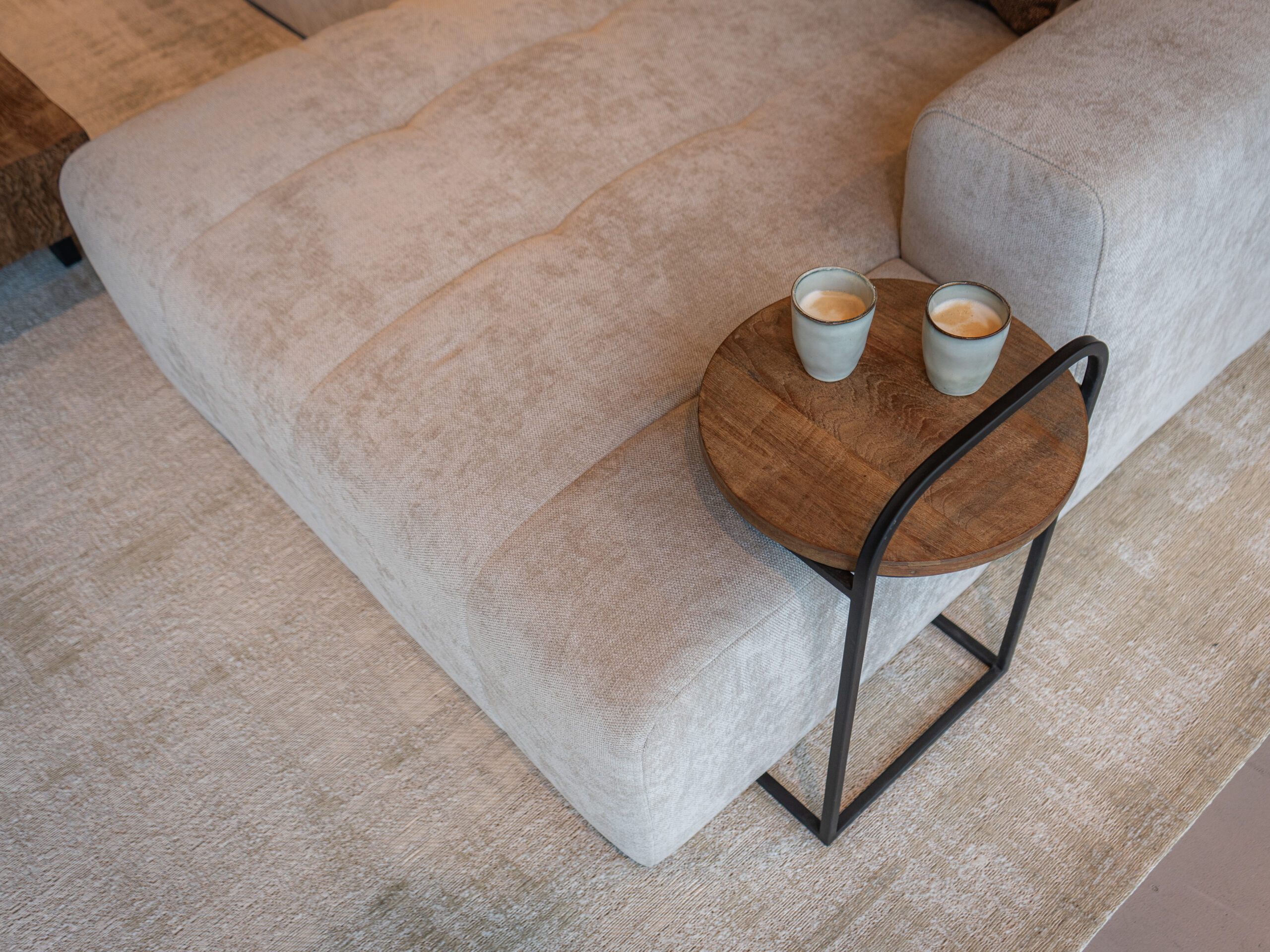 ronde teakhouten bijzettafel