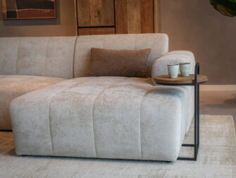 elegante ronde bijzet tafel voor de zit bank