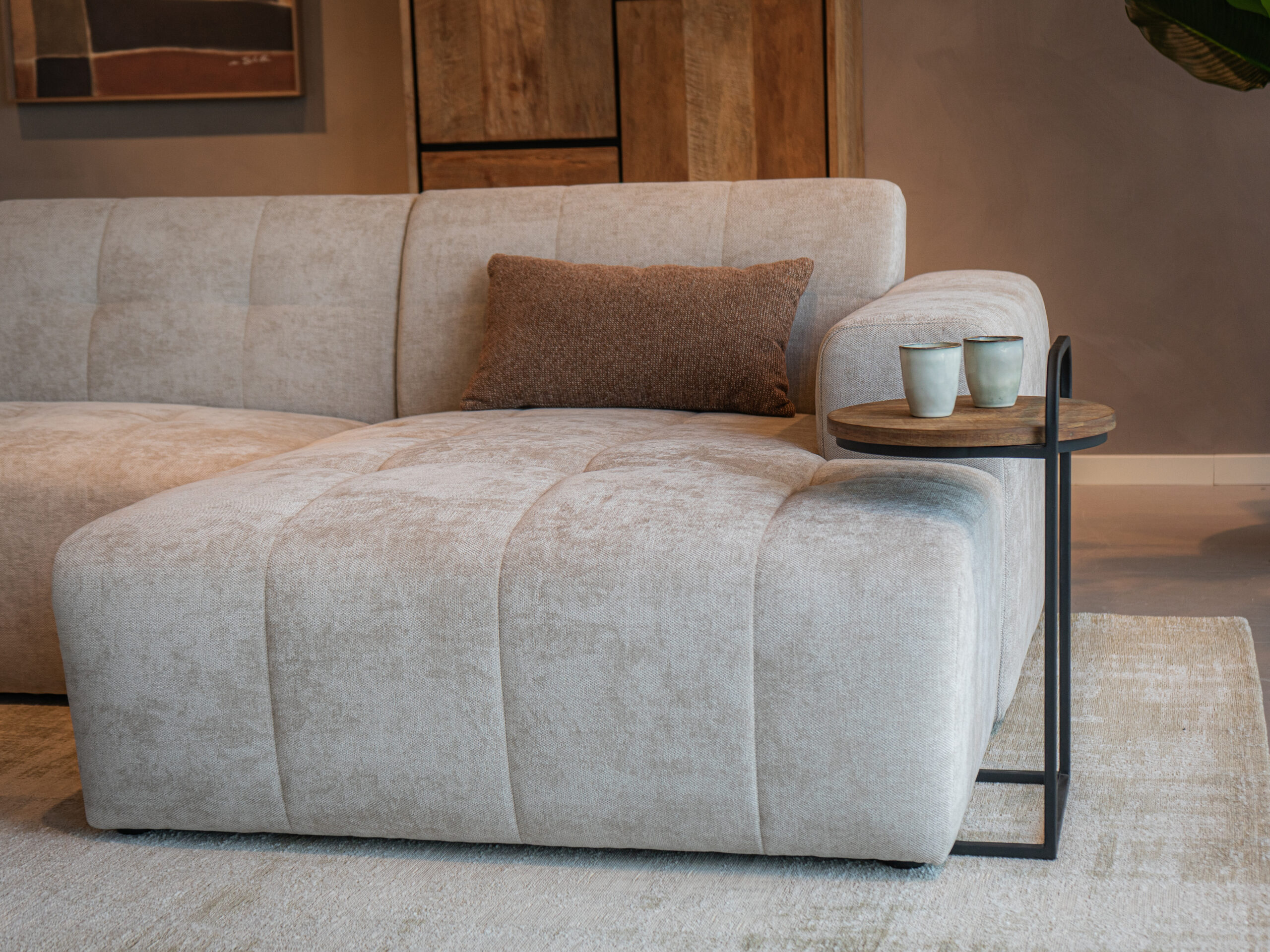 elegante ronde bijzet tafel voor de zit bank