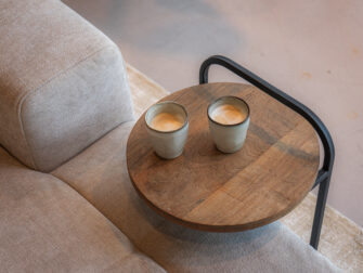 teakhouten bijzet tafel voor bij de bank met ronde vormen