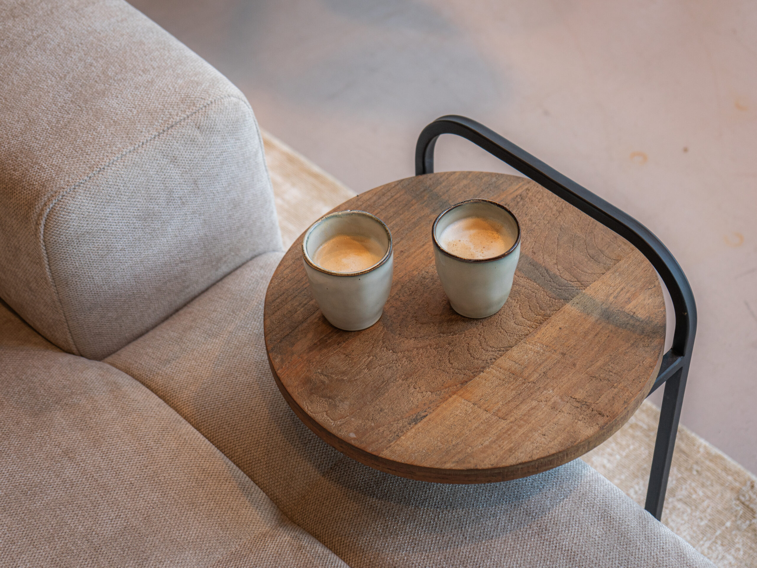 teakhouten bijzet tafel voor bij de bank met ronde vormen