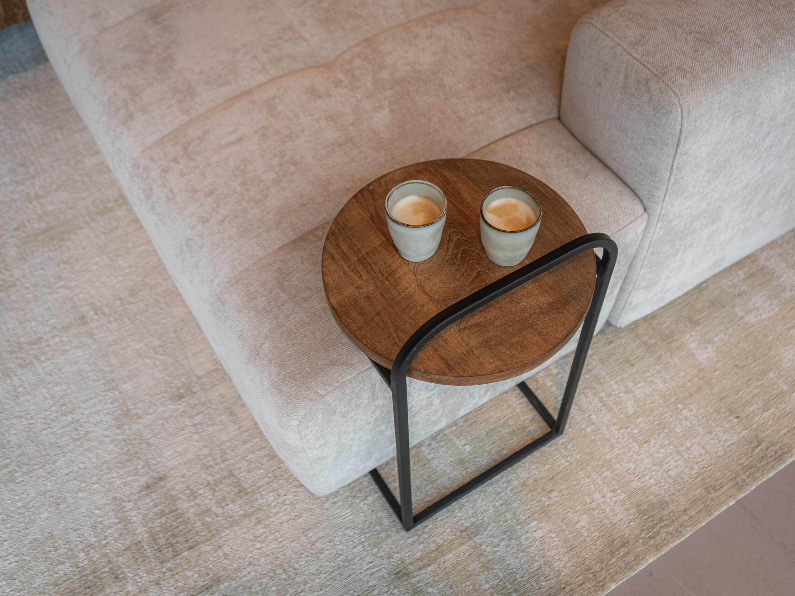 bijzet tafel voor bij de bank met een hoogte van 60cm