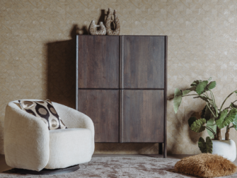 donkere designkast met vier deuren