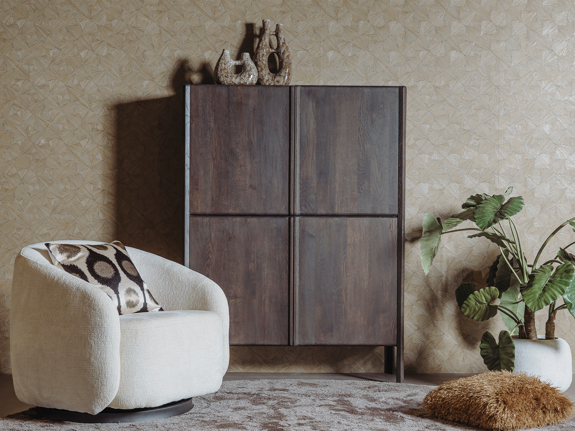 donkere designkast met vier deuren