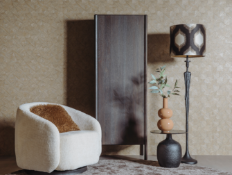 Donkere kast met strak gesloten front